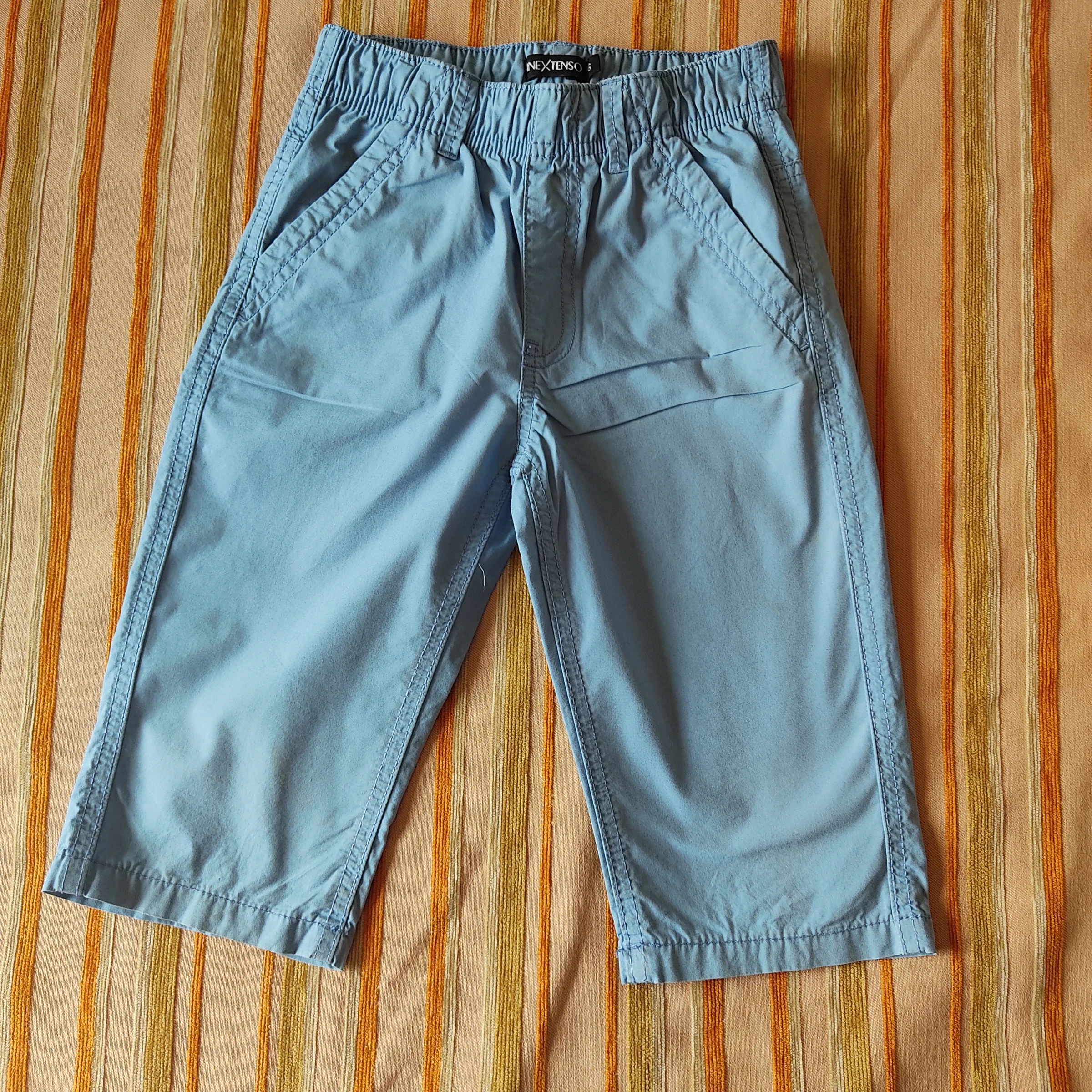 Pantalones cortos azul claro. Talla 6 A (116 cm)